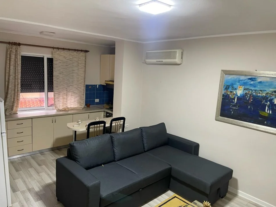 Tirane, jepet me qera apartament 1+1 Kati 5, 65 m² 500 € (Rruga Myslym Shyri)