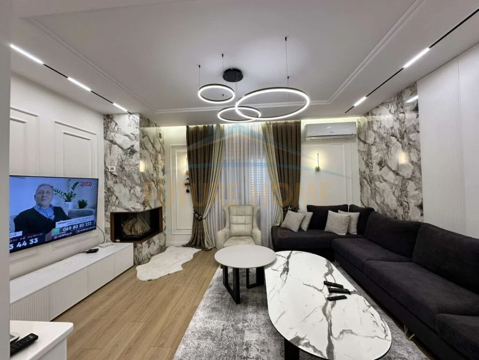 Tirane, shitet , 350.000 € (VORE)