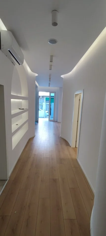 Tirane, jepet me qera zyre Kati 0, 200 m² 2.000 € (Parku Olimpik)