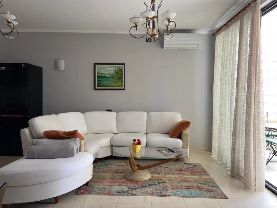 Tirane, jap me qera apartament 2+1+Ballkon Kati 2, 90 m² 650 € (Rruga Fortuzi)