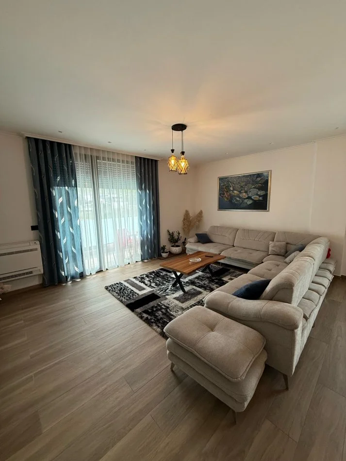 Tirane, jepet me qera apartament 2+1 Kati 1, 150 m² 1.700 € (Teg)
