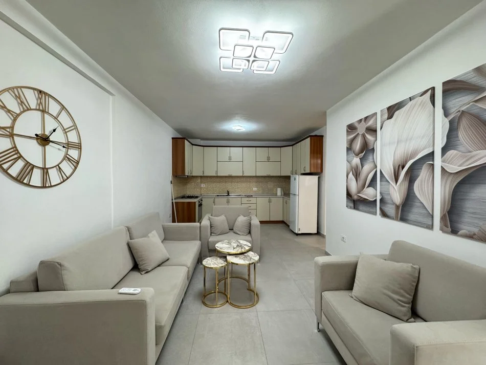 Tirane, jepet me qera apartament 2+1+Ballkon Kati 4, 80 m² 600 € (Ish Ekspozita)