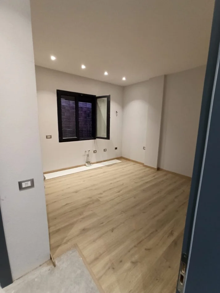 Tirane, jepet me qera zyre Kati 0, 80 m² 1.100 € (Qender)