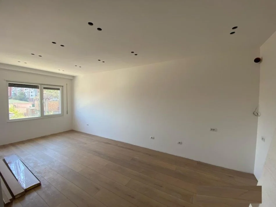 Tirane, jap me qera zyre Kati 2, 86 m² 700 € (Rruga e Kavajes, prane Spitalit Amerikan 3)