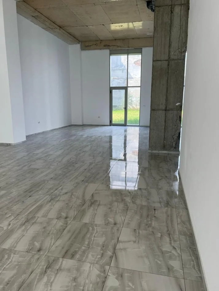 Tirane, jepet me qera ambjent biznesi Kati 0, 177 m² 1.000 € (Bulervardi i Ri)