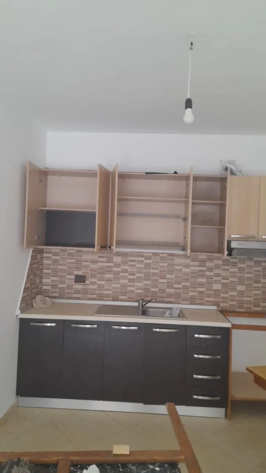 Tirane, jepet me qera apartament 2+1 Kati 1, 115 m² 400 € (Fresk)