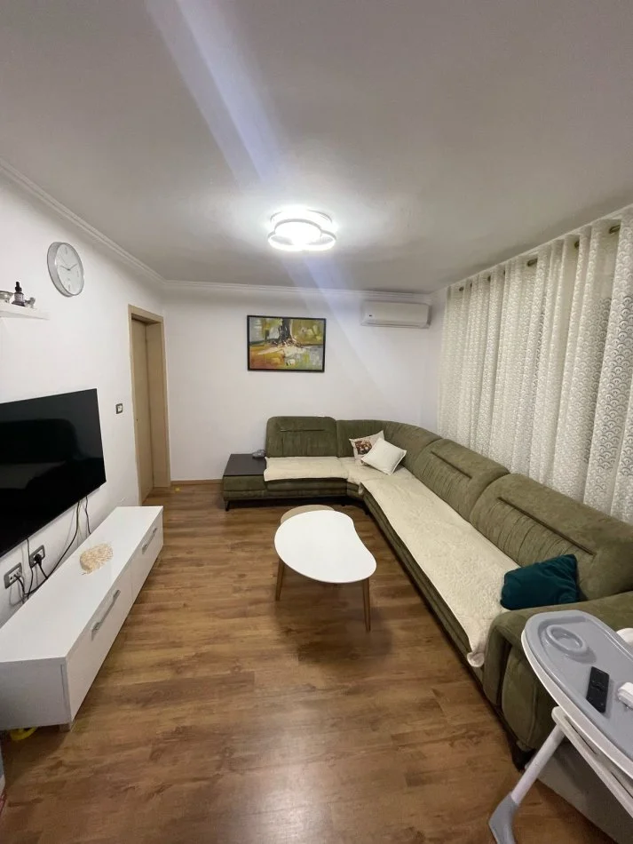 Tirane, jepet me qera apartament 2+1+Ballkon Kati 5, 85 m² 550 € (Kongresi i Tiranes, Prane shkolles "Hasan Vogli")