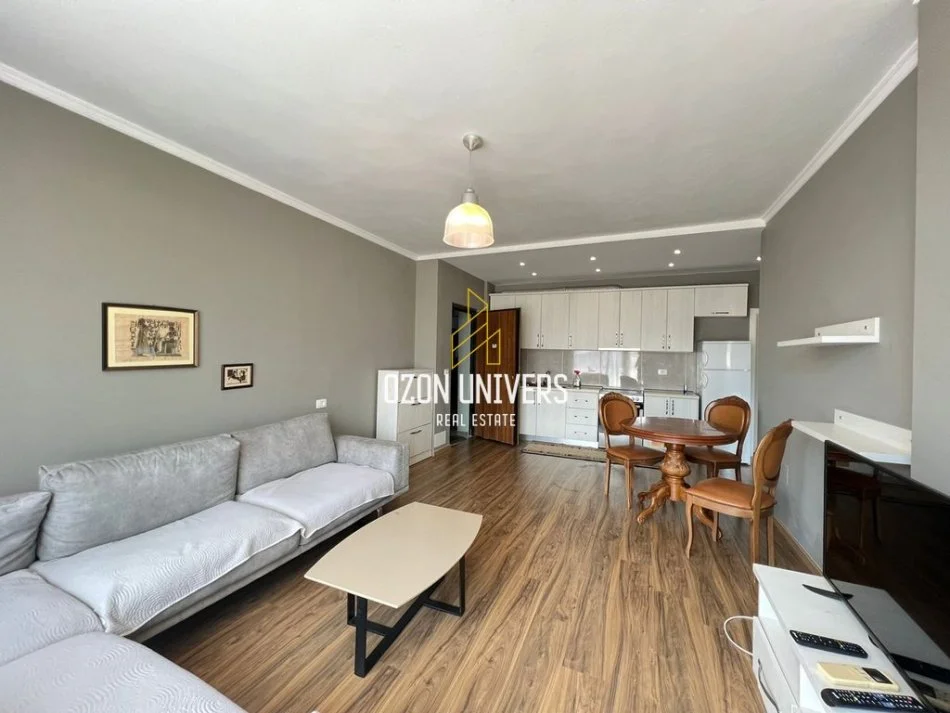 Tirane, jepet me qera apartament 1+1+Ballkon Kati 11, 70 m² 650 € (Komuna e Parisit)