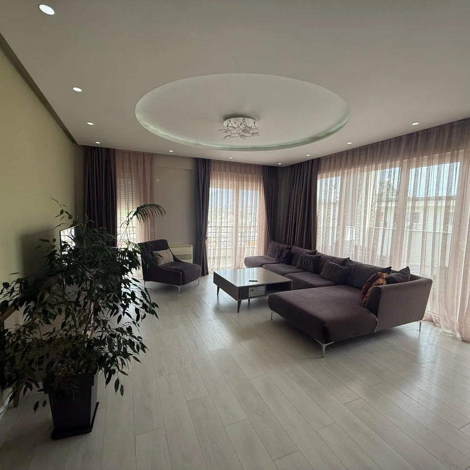 Tirane, jepet me qera apartament 3+1 Kati 4, 189 m² 1.000 € (Liqeni i Thate)