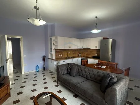 Qera, Apartament 3+1, në Pazarin e Ri, Tiranë. AREA52093