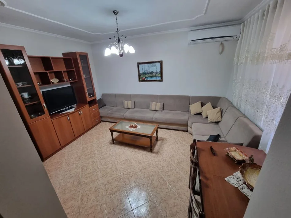 Tirane, jepet me qera apartament 2+1+Ballkon Kati 3, 74 m² 500 € (Rruga Bardhyl, prane Bar Oslo)