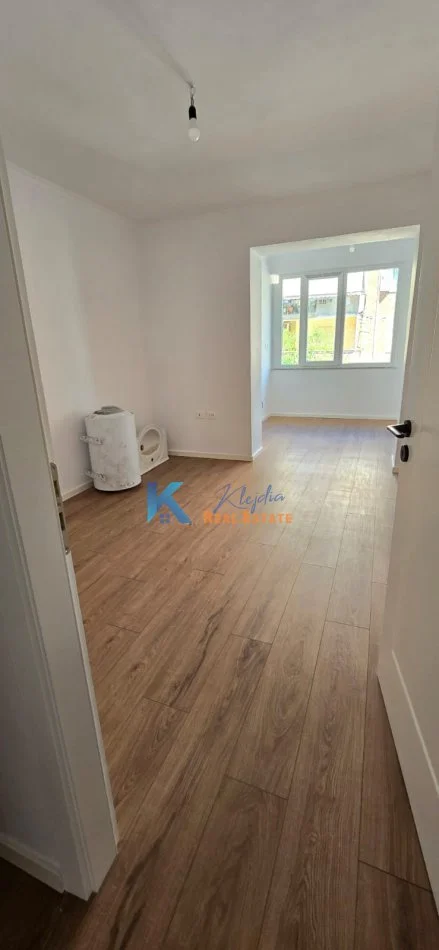 Tirane, shes apartament 1+1+Ballkon Kati 2, 40 m² 125.000 € (21 Dhjetori, afer Mozaikut te Tiranes)