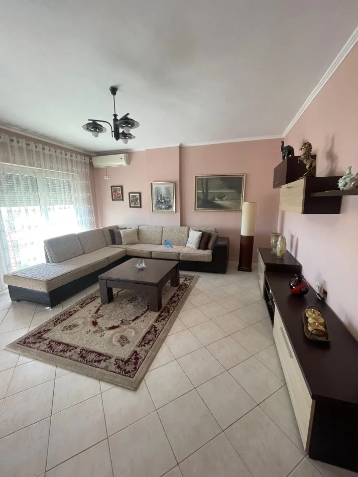 Tirane, jap me qera apartament 2+1+Ballkon Kati 8, 110 m² 550 € (Rruga Dritan Hoxha)