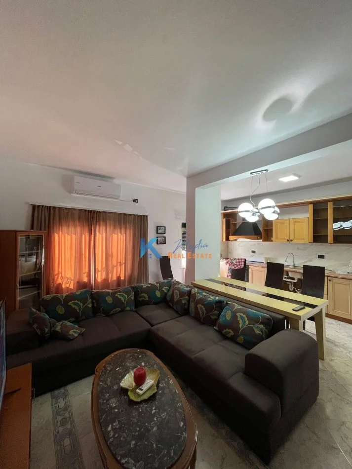 Tirane, jap me qera apartament 2+1+Ballkon Kati 4, 140 m² 600 € (Stadiumi Dinamo)