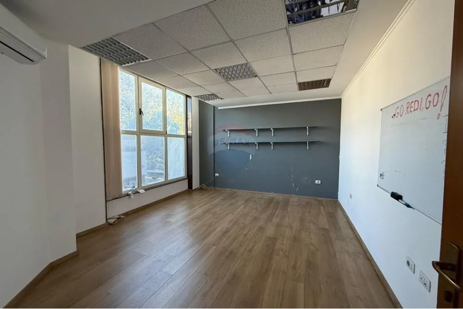 Tirane, jepet me qera zyre Kati 1, 23 m² 450 € (Rruga Elbasanit)