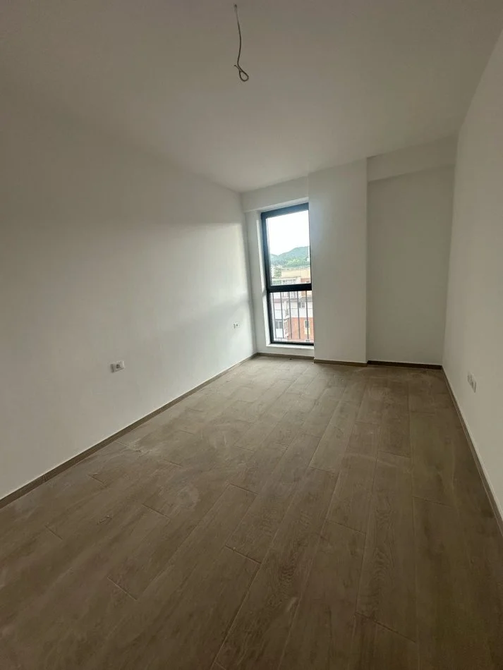 Tirane, jepet me qera zyre Kati 7, 75 m² 650 € (Parku Olimpik)