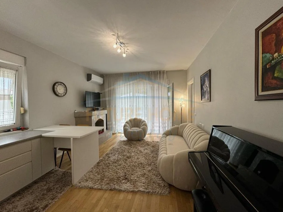 Tirane, jepet me qera apartament+verande | Penthouse 2+1+Aneks+Ballkon Kati 0, 80 m² 1.000 € (Residenca Touch Of The Sun, Sauk, Tiranë.)