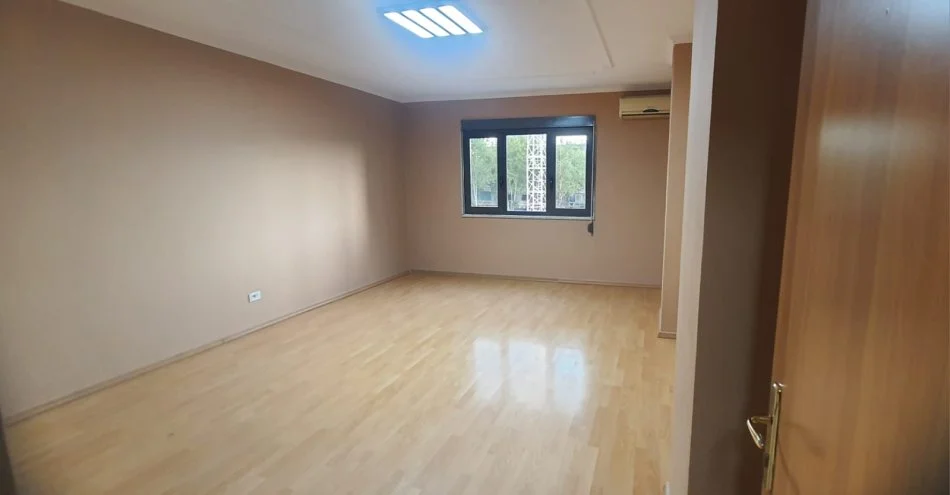 Tirane, jepet me qera ambjent biznesi Kati 4, 160 m² 1.200 € (Qender)