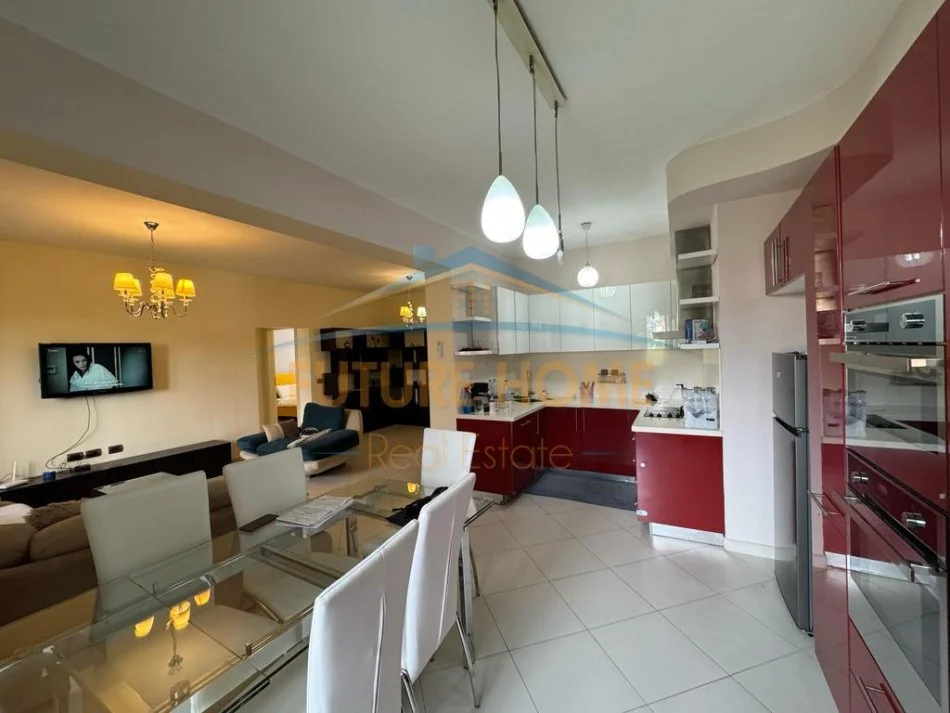 Tirane, jepet me qera apartament 2+1+Aneks+Ballkon Kati 2, 85 m² 750 € (komuna e parisit)