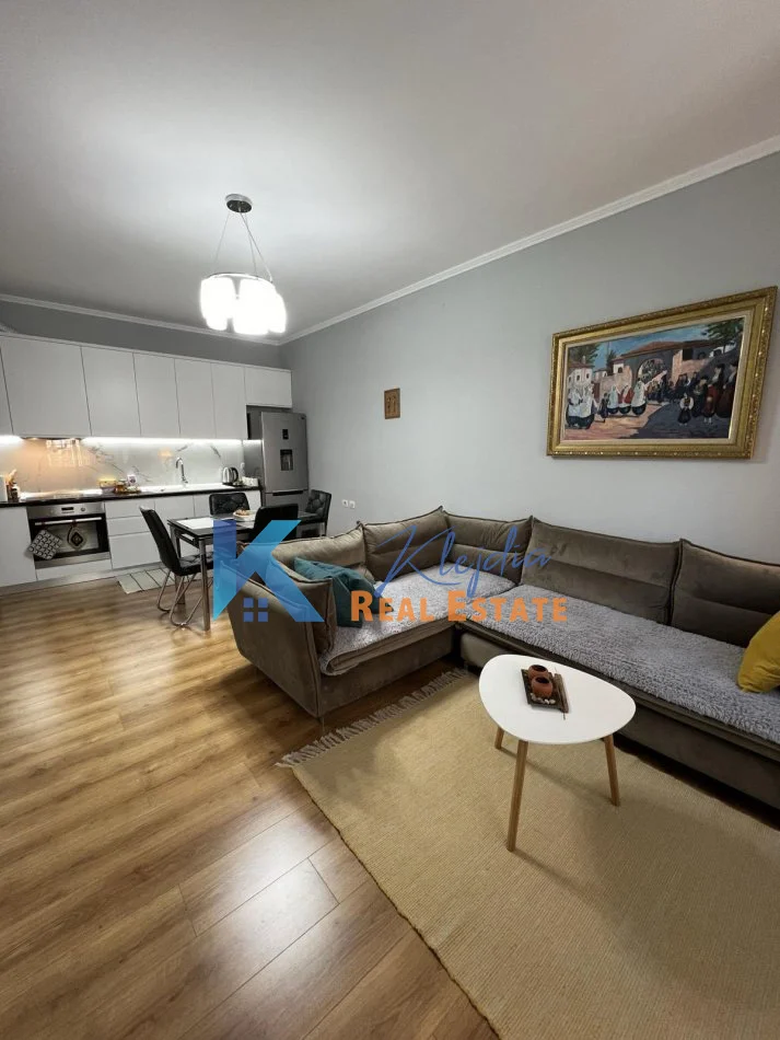 Tirane, jap me qera apartament 2+1+Ballkon Kati 3, 80 m² 600 € (Selvia, Kompleksi Halili)