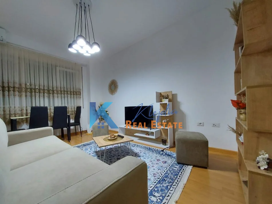 Tirane, jap me qera apartament 2+1+Ballkon Kati 3, 80 m² 700 € (Apartament 2+1 per qira ne Qender, afer hotel Stela)