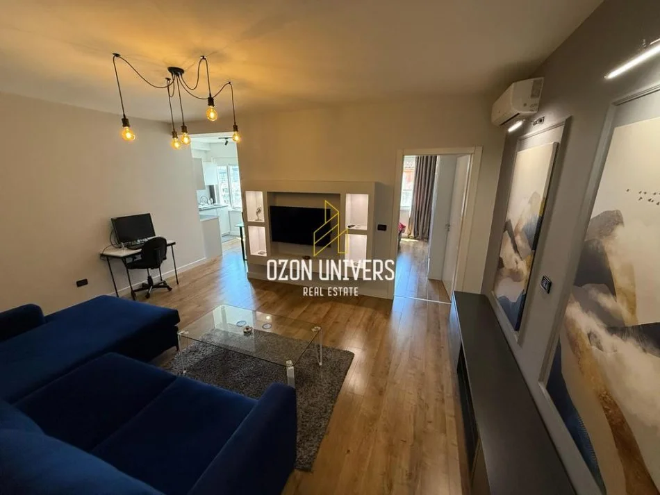 Tirane, jepet me qera apartament 1+1 Kati 11, 70 m² 700 € (Komuna e Parisit)