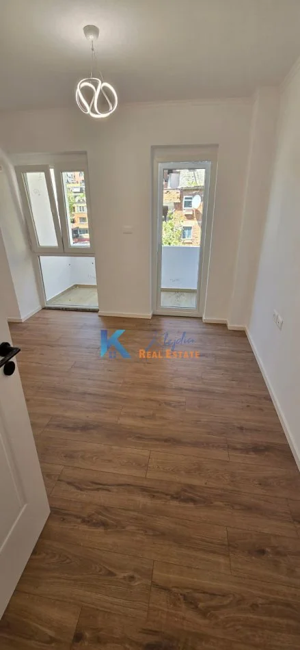 Tirane, shitet apartament 2+1+Ballkon Kati 4, 64 m² 169.000 € (Rruga e Kavajes, afer Poliklinikes nr.9)
