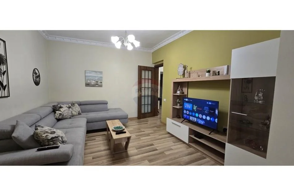 Tirane, jepet me qera apartament 2+1+Aneks+Ballkon , 100 m² 800 € (Pazari i Ri)
