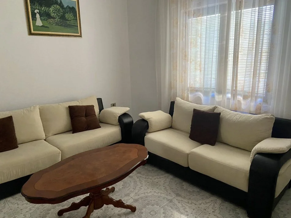 Tirane, jepet me qera shtepi 1+1+Aneks+Ballkon Kati 2, 110 m² 400 € (Vilat Amerikane)