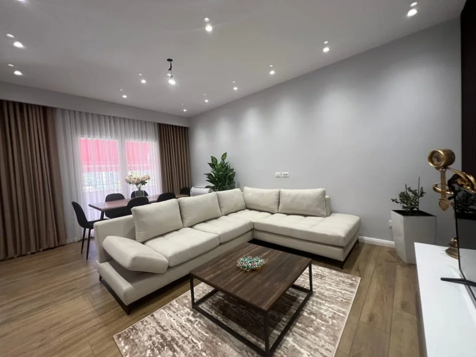 Tirane, jepet me qera apartament 1+1+Ballkon Kati 2, 75 m² 800 € (RRUGA E DURRESIT)