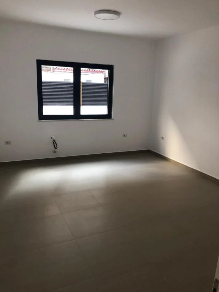 Tirane, jepet me qera ambjent biznesi Kati 0, 450 m² 4.500 € (Rruga e Durresit)