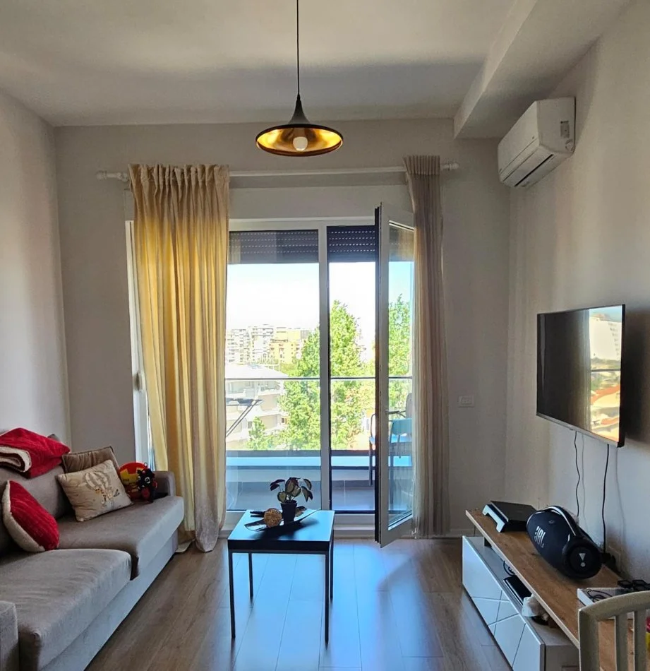 Tirane, jap me qera apartament 1+1+Ballkon Kati 7, 60 m² (21 Dhjetori, Kompleksi Kontakt)