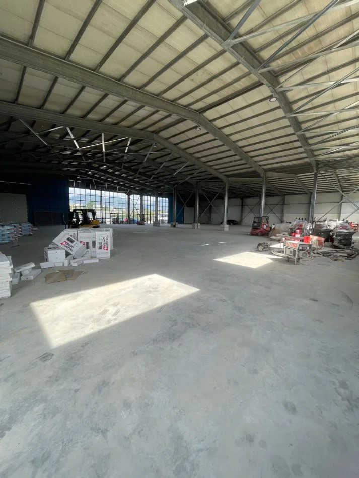 Tirane, jepet me qera magazine Kati 0, 2.000 m² 7.000 € (Rinas)