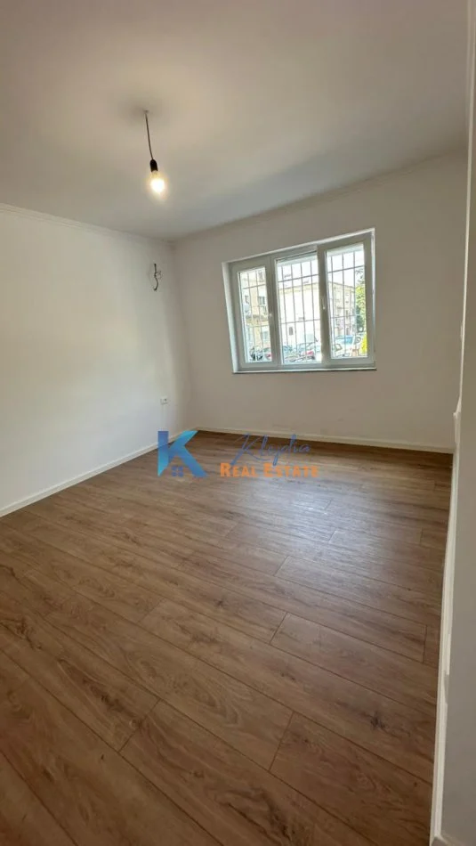 Tirane, shitet apartament 2+1+Ballkon Kati 1, 62 m² 118.000 € (Varri i Bamit)