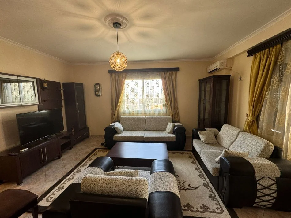 Tirane, jepet me qera apartament 3+1+Ballkon Kati 2, 400 € (thesari, fresk)