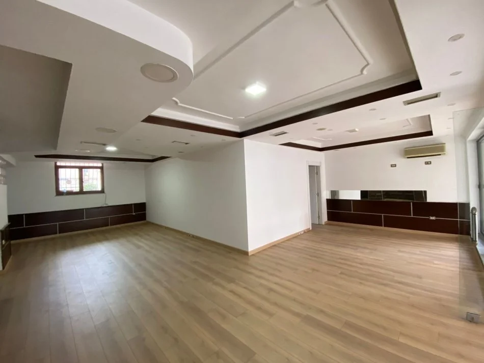 Tirane, jepet me qera ambjent biznesi Kati 1, 115 m² 1.000 € (Vasil Shanto)