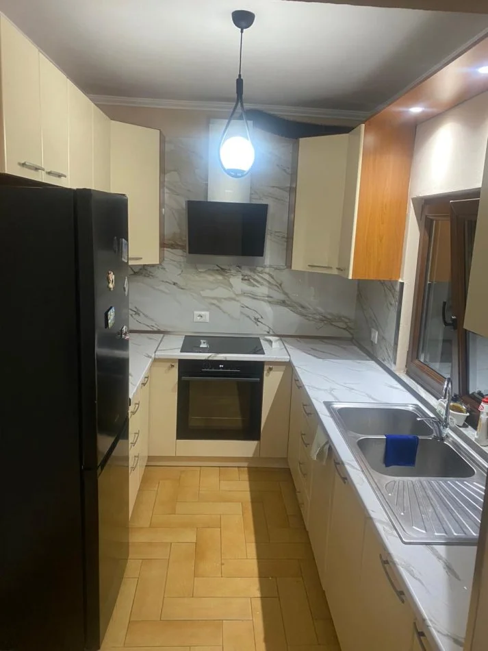 Tirane, jepet me qera apartament 2+1 Kati 5, 120 m² 600 € (Varri i Bamit)