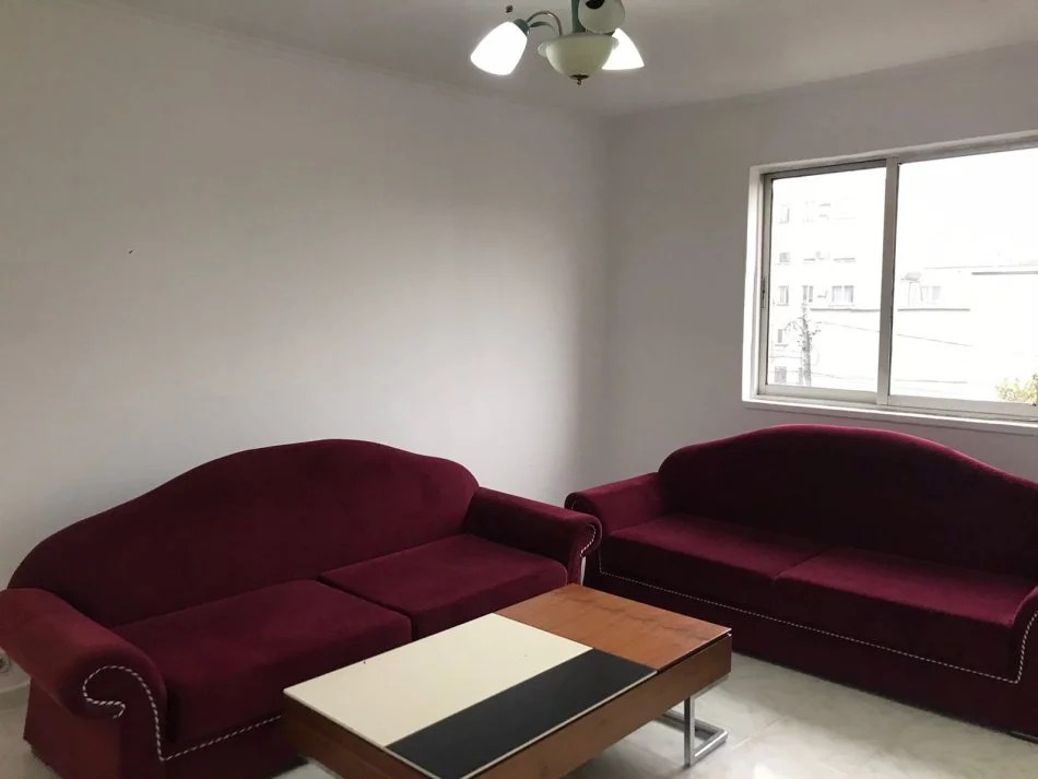 Tirane, jepet me qera apartament 1+1 Kati 3, 70 m² 300 € (Allias)