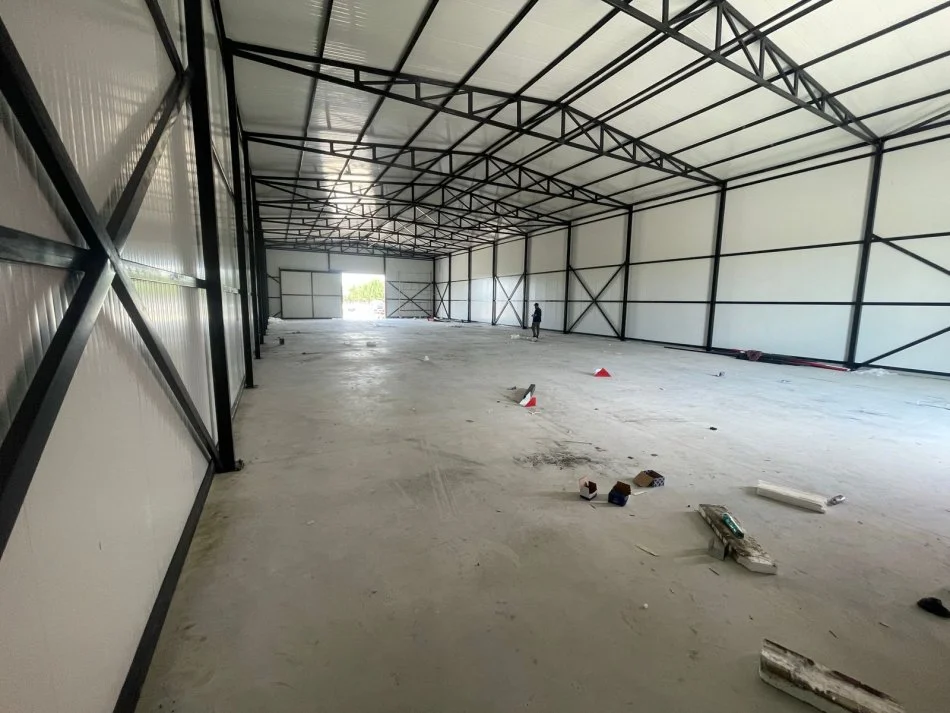 Tirane, jepet me qera magazine Kati 0, 555 m² 1.200 € (Tapize)