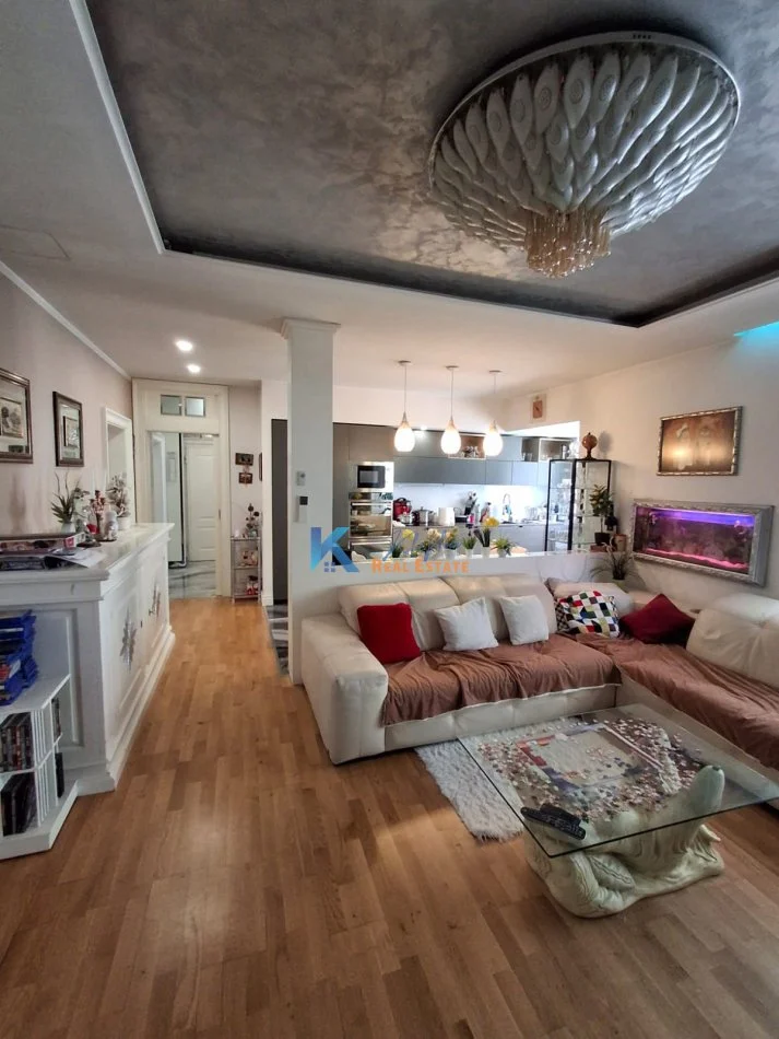 Tirane, shes apartament 3+1+Ballkon Kati 3, 128 m² 290.000 € (Komuna e Parisit)