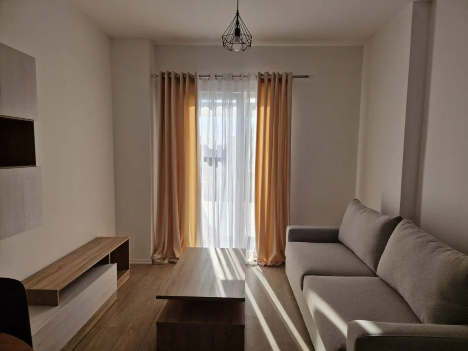 Tirane, jepet me qera apartament 1+1 Kati 1, 50 m² 350 € (Univers City)