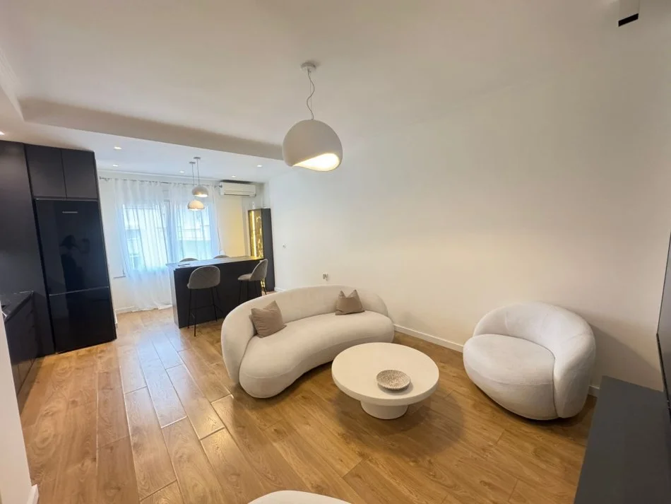 Tirane, jepet me qera apartament 2+1 Kati 1, 80 m² 750 € (Kodra e Diellit)