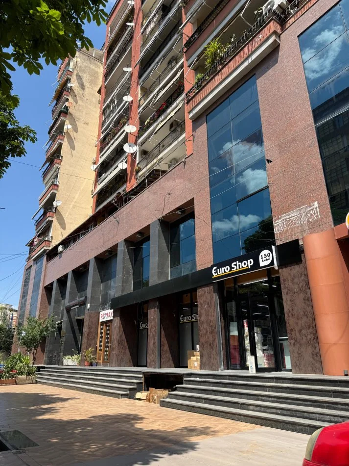Tirane, jepet me qera zyre Kati 1, 23 m² 450 € (Elbasanit)