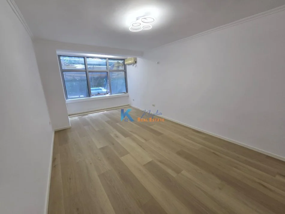 Tirane, shitet apartament 2+1 Kati 2, 75 m² 188.000 € (21 Dhjetori, buzë rrugës kryesore)
