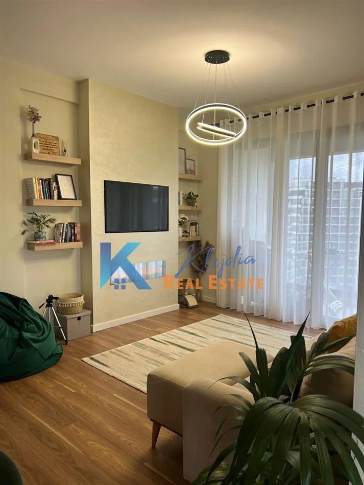 Tirane, jap me qera apartament 2+1+Ballkon Kati 9, 97 m² 1.500 € (Rruga e Kosovareve)