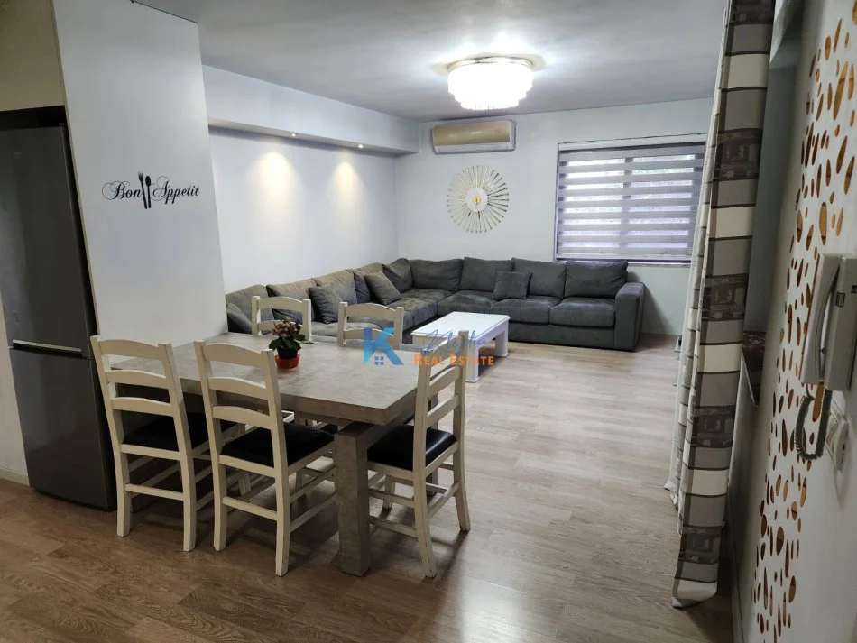 Tirane, jap me qera apartament 2+1+Ballkon Kati 1, 95 m² 550 € (Kodra e Diellit, Rruga Bill Klinton, afer Cok Market)