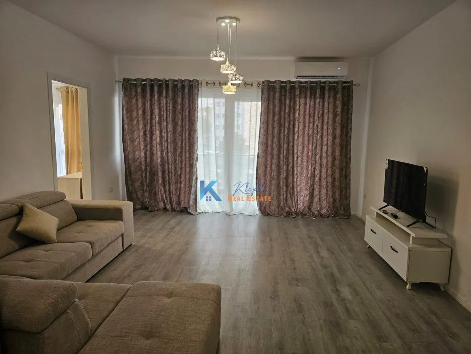 Tirane, jap me qera apartament 2+1+Ballkon Kati 3, 78 m² (Rruga 5 Maji, pas Emerald Center)
