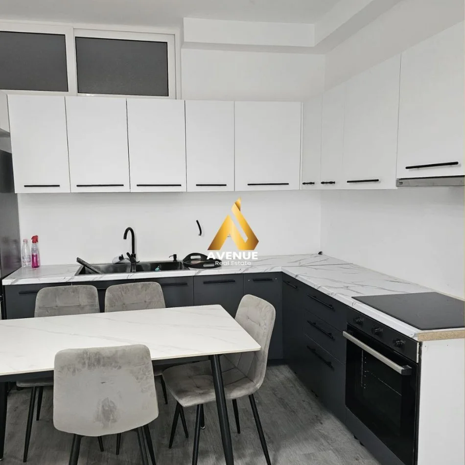 Tirane, jepet me qera apartament 2+1+Ballkon Kati 3, 75 m² 650 € (5 maji)