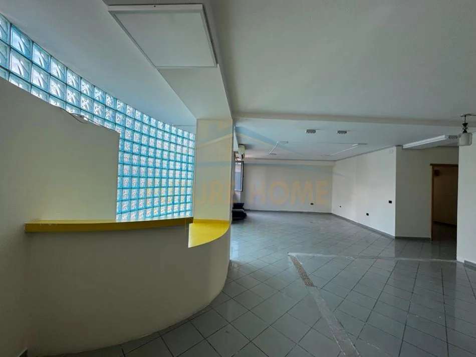 Tirane, jepet me qera Kati 1, 160 m² 1.200 € (RRUGA E DIBRES)