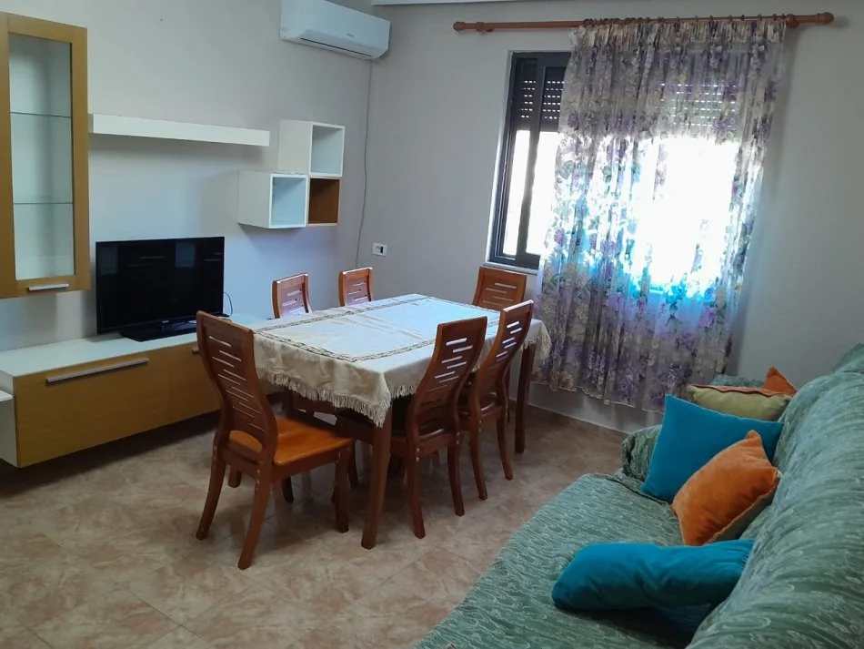 Tirane, jepet me qera 2+1 Kati 4, 60 m² 450 € (Shkolla Bashkuar)